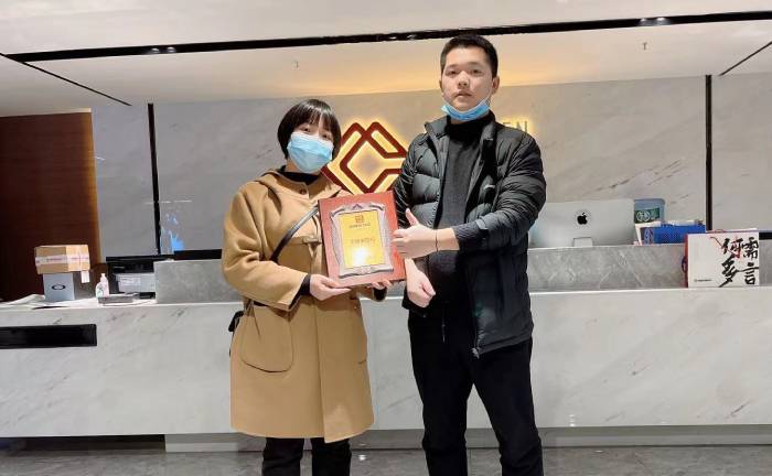 恭喜四川的邱女士簽約加盟帽牌貨冒菜 恭喜四川的邱女士簽約加盟帽牌貨冒菜